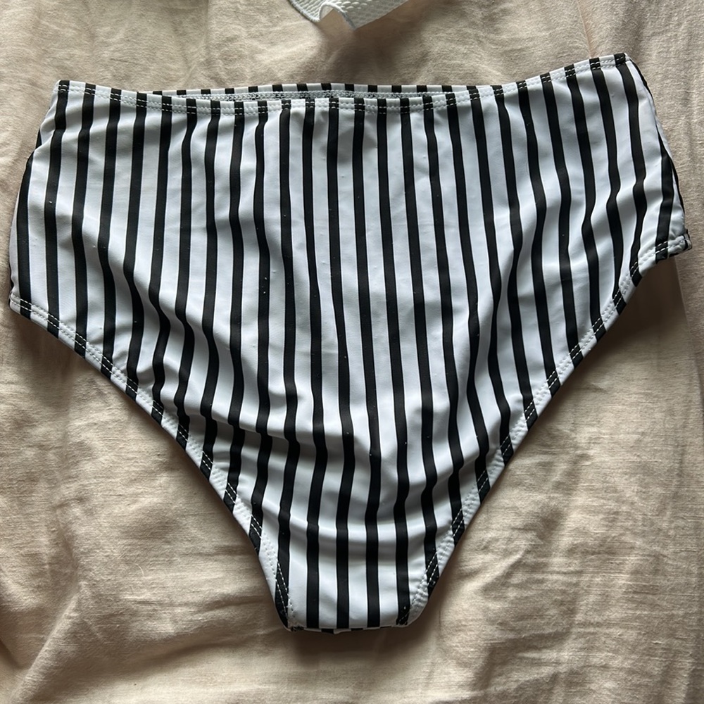 SHEIN Ruffle Top Bikini - Picture 7 of 9